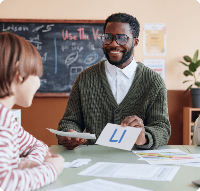 Вчитель показує картку дитині