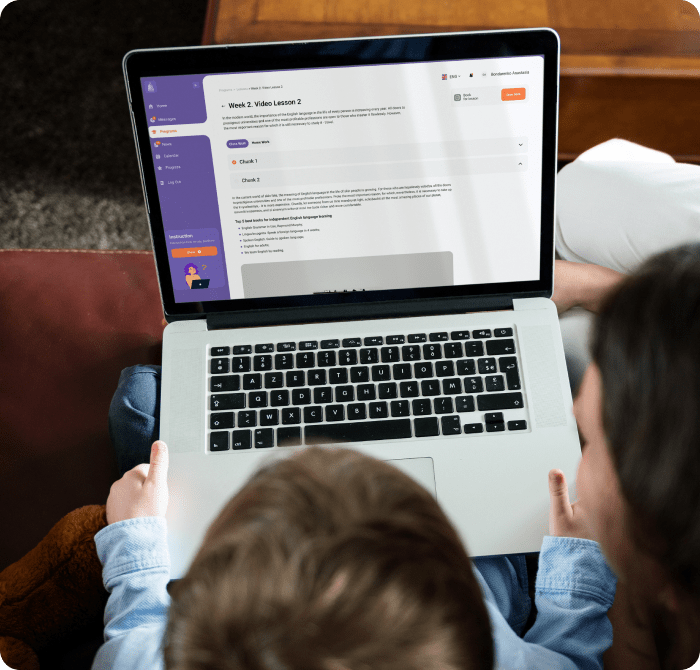 Дитина навчається з ноутбуком на платформі