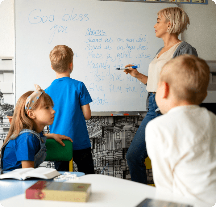 Вчитель біля дошки з учнем